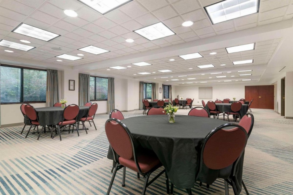 Comfort Inn & Suites Image 38